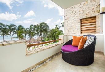 Secrets Akumal Riviera Maya - Adults Only has rooms with a private hot tub