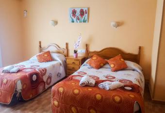 Hostal El Caminero has Balcony rooms