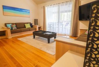 Blackbutt Deluxe Family Townhouse 100 has Balcony rooms