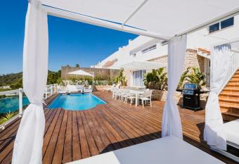 Villa Serretes has Balcony rooms