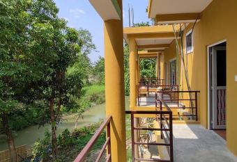 Bardia Jungle Cottage has Smoking/Balcony rooms
