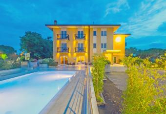 Hotel Nuova Barcaccia has Balcony rooms