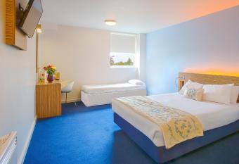 Redwings Lodge Wolverhampton Central allows 18 year olds to book a room