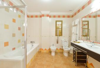 Quinta dos Tesouros has rooms with a private hot tub