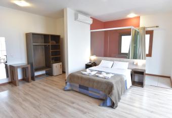 Hotel Villa Aconchego de Gramado has rooms with a private hot tub