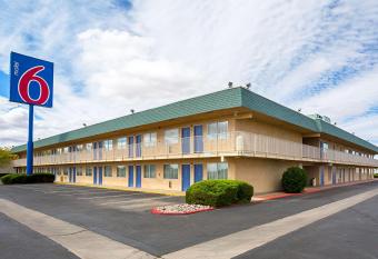Motel 6 Holbrook Az has Smoking rooms