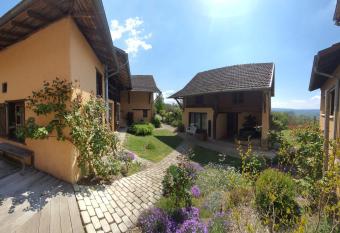 La Parenth  se allows 18 year olds to book a room