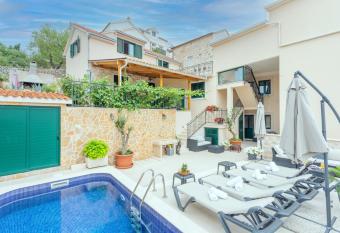 Apartments Ante allows 18 year olds to book a room