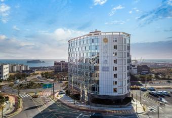 Shin Shin Hotel Jeju Worldcup allows 18 year olds to book a room