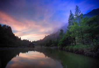 Ming Chi Shan Zhuang has Balcony rooms
