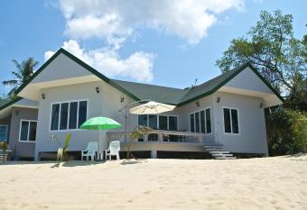 The Moonrakers has Balcony rooms