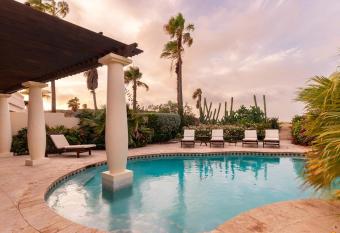 Villa Serenity Tierra del Sol has rooms with a private hot tub