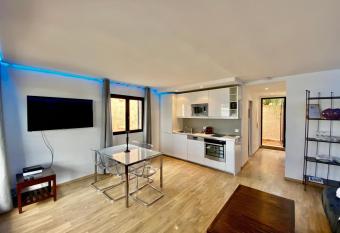 La terrasse trop  zienne has Balcony rooms