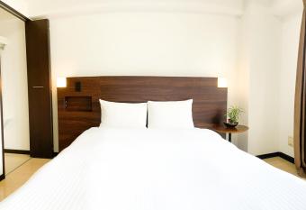 Villa Coast Nishimachi - Guesthouse in Okinawa has rooms with a private hot tub