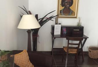 De la suite dans les oliviers allows 18 year olds to book a room