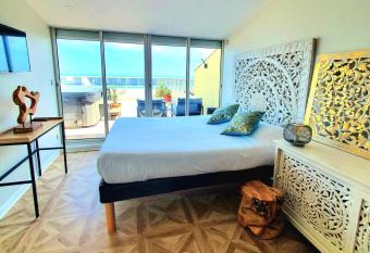 H  tel La Grande Conque allows 18 year olds to book a room