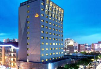 Amber Hotel Central allows 18 year olds to book a room