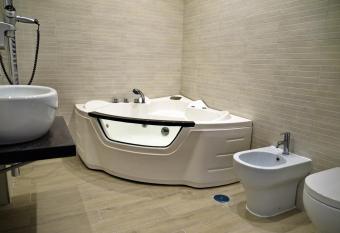 Gregori Guest House has rooms with a private hot tub