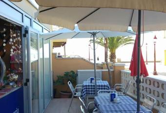Hostal Cubelles has Balcony rooms