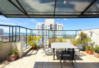 Vista incr  vel no cora    o de POA has Balcony rooms