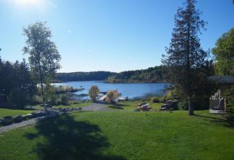 Mowat Landing Cottages has Balcony rooms