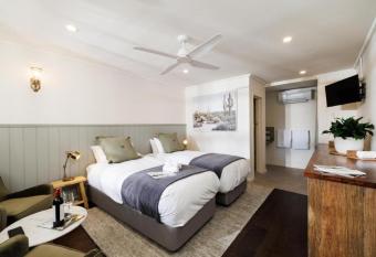 The Richmond Inn allows 18 year olds to book a room