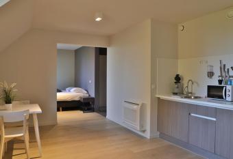 Woestyne Business & Leisure Apartments Cleythil allows 18 year olds to book a room