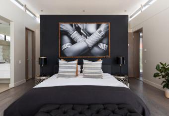 Living Hotel Lion s Eye has rooms with a private hot tub