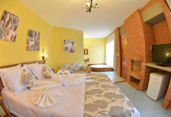 Pousada Villa dos Leais has rooms with a private hot tub