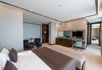 Ramada Plaza Hotel & Spa Trabzon has rooms with a private hot tub