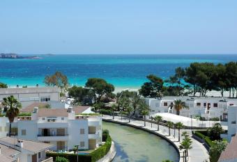 Karolina Alcudia has Balcony rooms