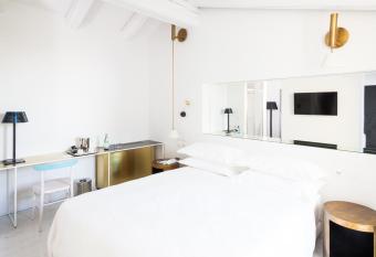 Senato Hotel Milano has rooms with a private hot tub