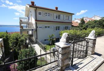 Haus Kozul has Balcony rooms