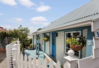 Fairytale Cottage in Thorndon! has Balcony rooms