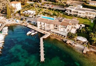 Bella Hotel & Restaurant with private dock for mooring boats has Balcony rooms