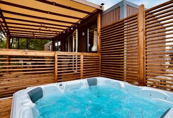 Camping Le Parc de Paris has Balcony rooms