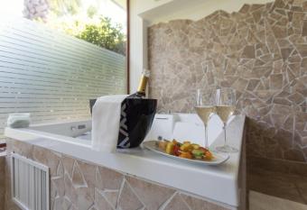 Hotel San Luca has rooms with a private hot tub