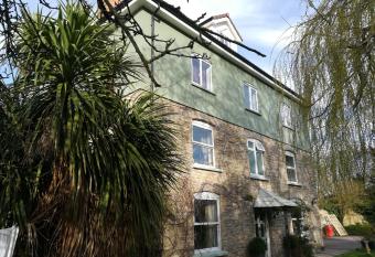 Worth House Bed and Breakfast allows 18 year olds to book a room