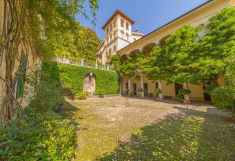 Palazzo Ronchelli has Balcony rooms