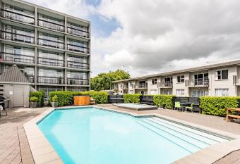 Heartland Ambassador Hotel Hamilton allows 18 year olds to book a room