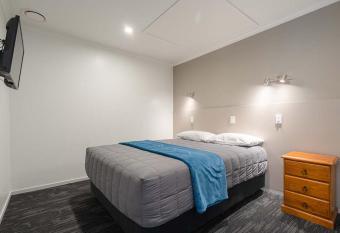 Pukekohe Motel has rooms with a private hot tub