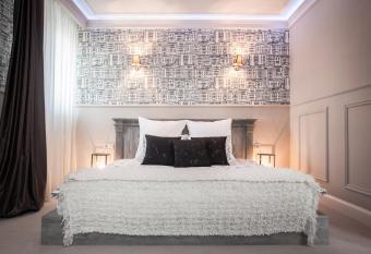 Hotel Wodnik has rooms with a private hot tub