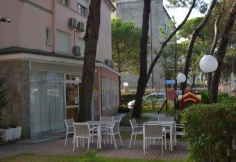 Garn   Garten allows 18 year olds to book a room