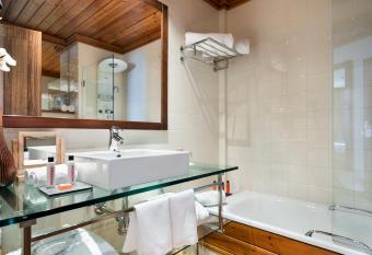 Eurostars La Pleta has rooms with a private hot tub