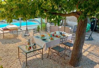 Chambre D h  tes Villa de la Sueur au Bonheur allows 18 year olds to book a room