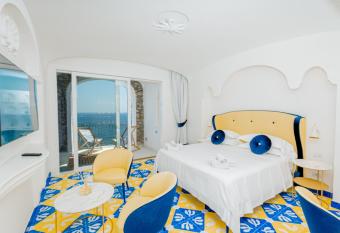 Hotel Cetus has Balcony rooms