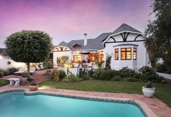 Walker Bay Manor Mansion allows 18 year olds to book a room