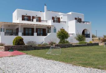 Lefteris Studios has rooms with a private hot tub