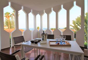 Villa Anastasia allows 18 year olds to book a room