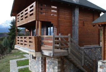 Pasithea Mountain Chalet has rooms with a private hot tub